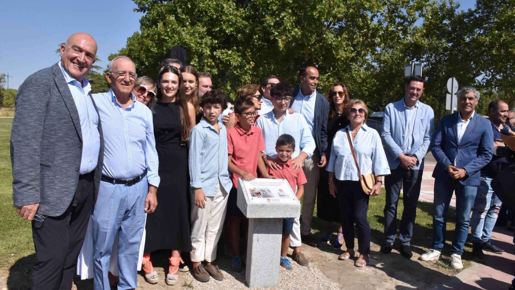Foto de familia de la presentación del nuevo carril bici