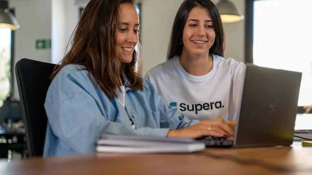 Una alumna junto a su coach en la academia Supera de Madrid.