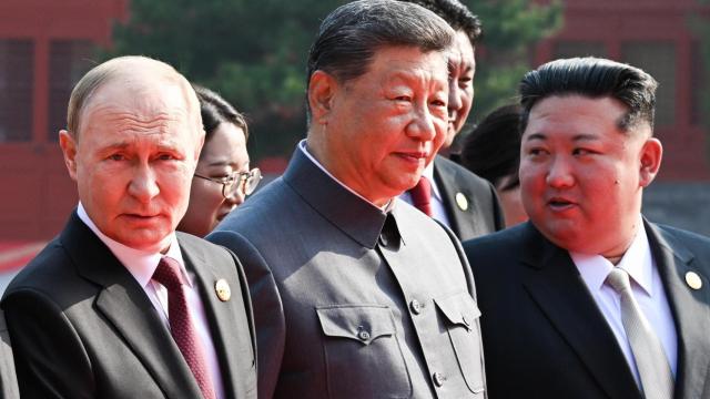 El presidente ruso, Vladímir Putin; el presidente chino, Xi Jinping; y el líder norcoreano, Kim Jong Un (de izq. a der.); juntos antes del desfile militar del Día de la Victoria de China.