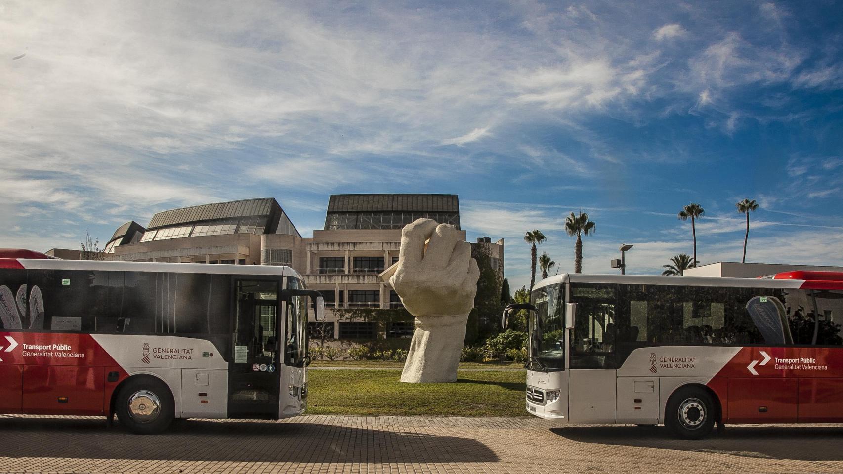 La presentación de los autobuses este miércoles en el campus de la UA.