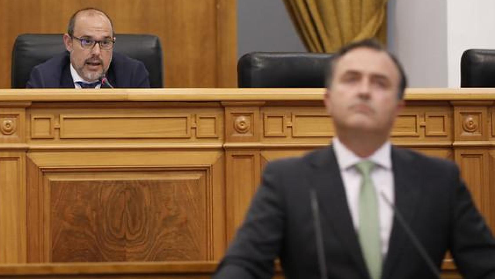 David Moreno, líder de Vox en Castilla-La Mancha, mira al frente mientras el presidente de las Cortes, Pablo Bellido, le pide que retire sus afirmaciones.