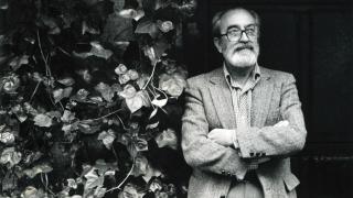 Ángel González a los 100: la enloquecida fuerza de la palabra cargada de emoción