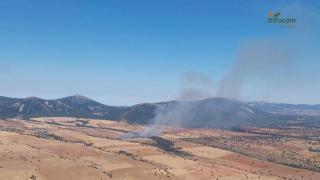 Medios aéreos y terrestres trabajan en un incendio forestal en un paraje de Retuerta del Bullaque (Ciudad Real)