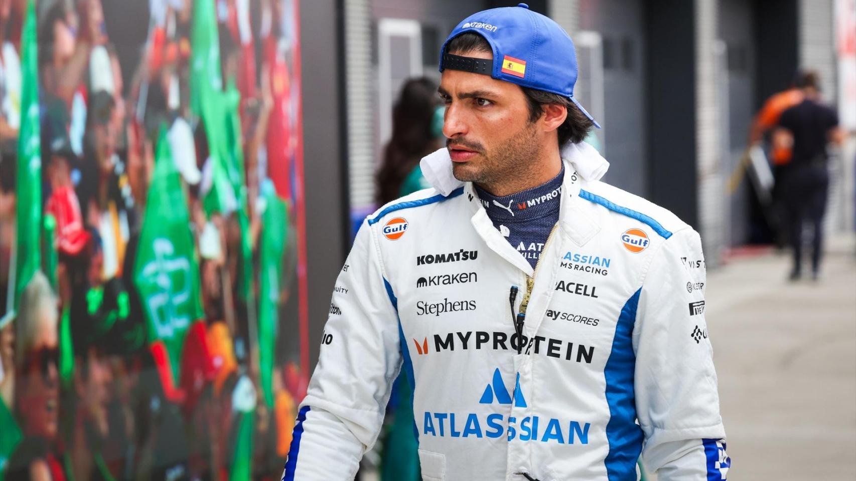 Carlos Sainz andando en el paddock durante el GP de Hungría.