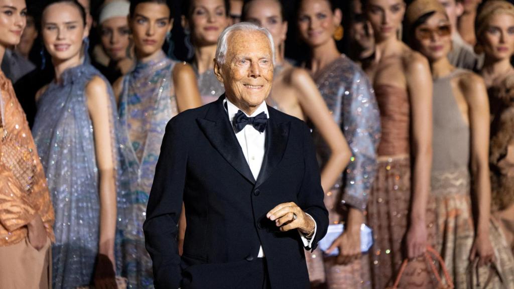 Giorgio Armani posa con modelos antes de presentar su colección de primavera de verano 2025 en Nueva York, el 17 de octubre de 2024.