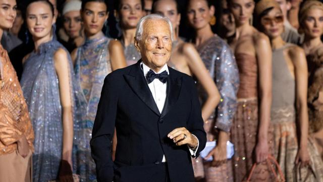 Giorgio Armani posa con modelos antes de presentar su colección Primavera Verano 2025 en Nueva York, el 17 de octubre de 2024.