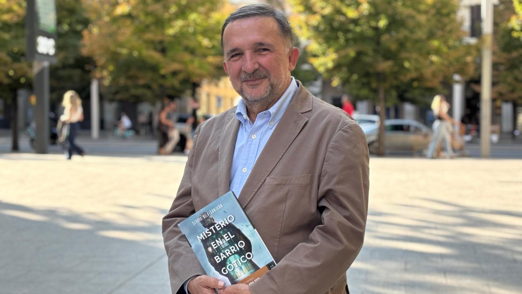 Sergio Vila-Sanjuán con su novela 'Misterio en el barrio gótico' en Zaragoza.