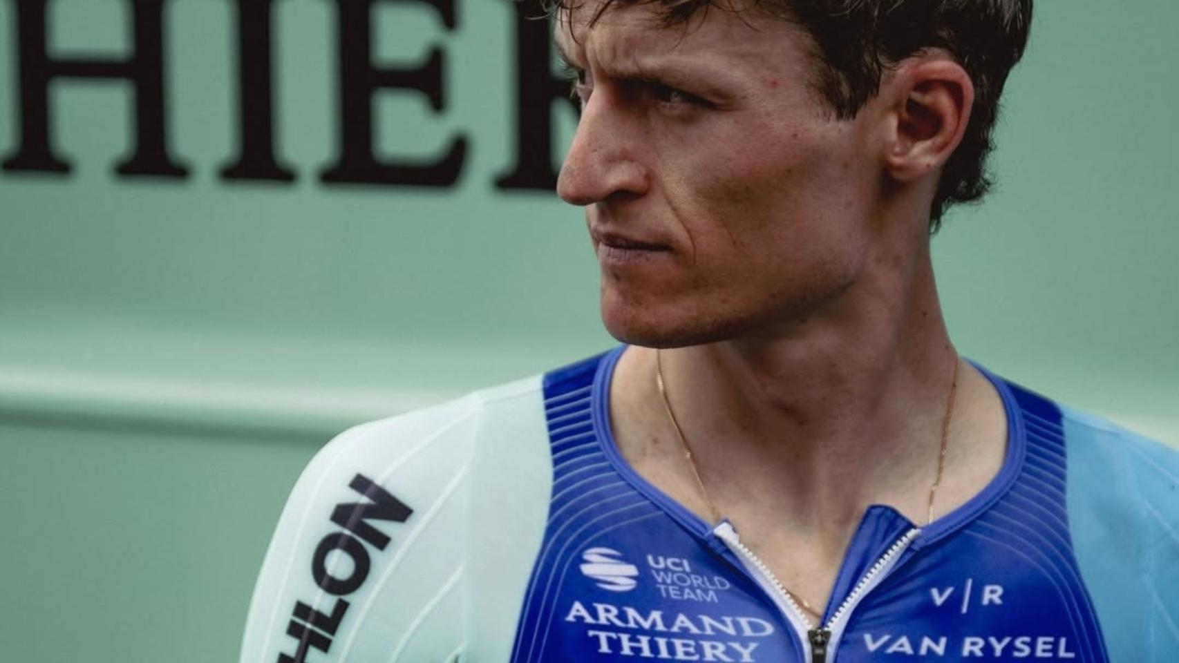 El ciclista Felix Gall junto al autobús del equipo Decathlon AG2R La Mondiale.