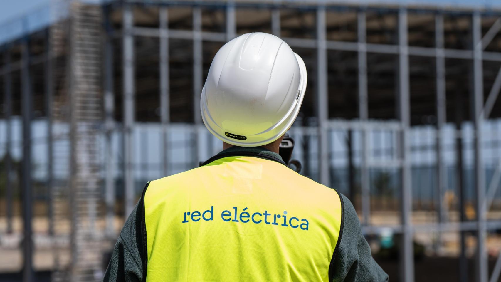 Un trabajador observa las obras en la estación conversora de Gatika por el proyecto de interconexión eléctrica de Red Eléctrica