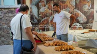 Éxito de la 50ª Festa da Empanada de Carral (A Coruña): largas colas y 12.000 raciones vendidas