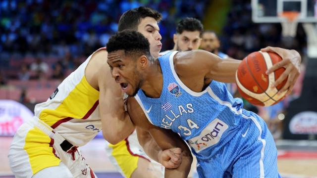 Giannis Antetokounmpo, defendido por Jaime Pradilla.