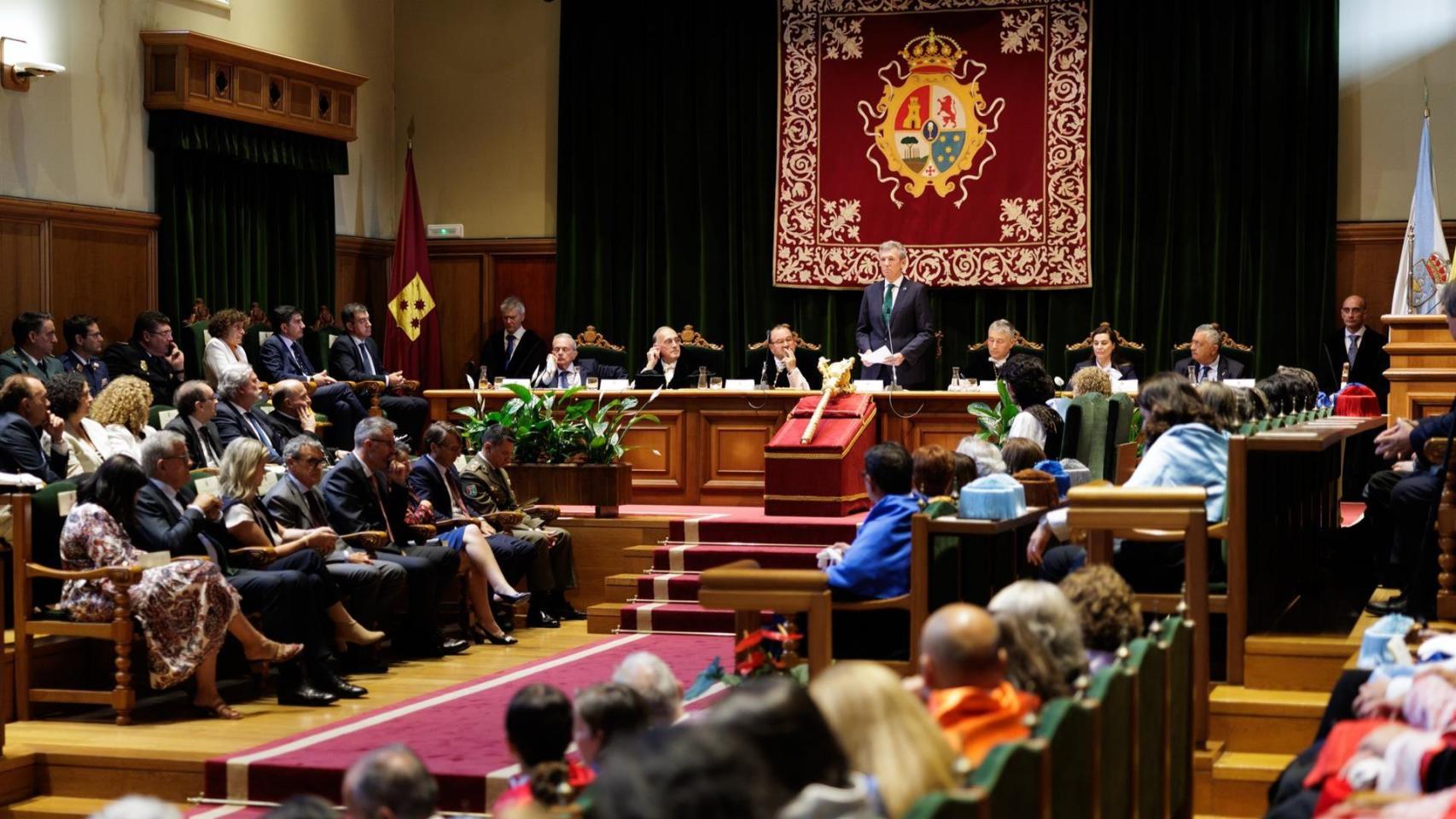 El presidente de la Xunta, Alfonso Rueda, junto con los rectores de las universidades de Santiago, Antonio López; A Coruña, Ricardo Cao; y Vigo, Manuel Reigosa, en la inauguración del curso 2025/26 en Galicia.