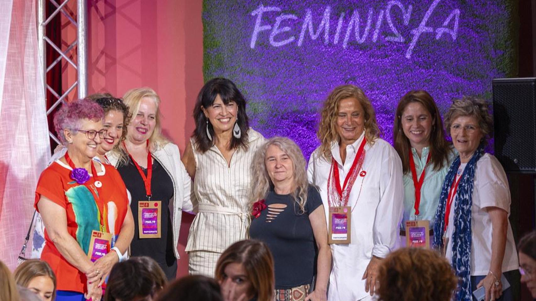La ministra Ana Redondo, cuarta por la izquierda en el escenario, en un acto feminista celebrado en Alcorcón.