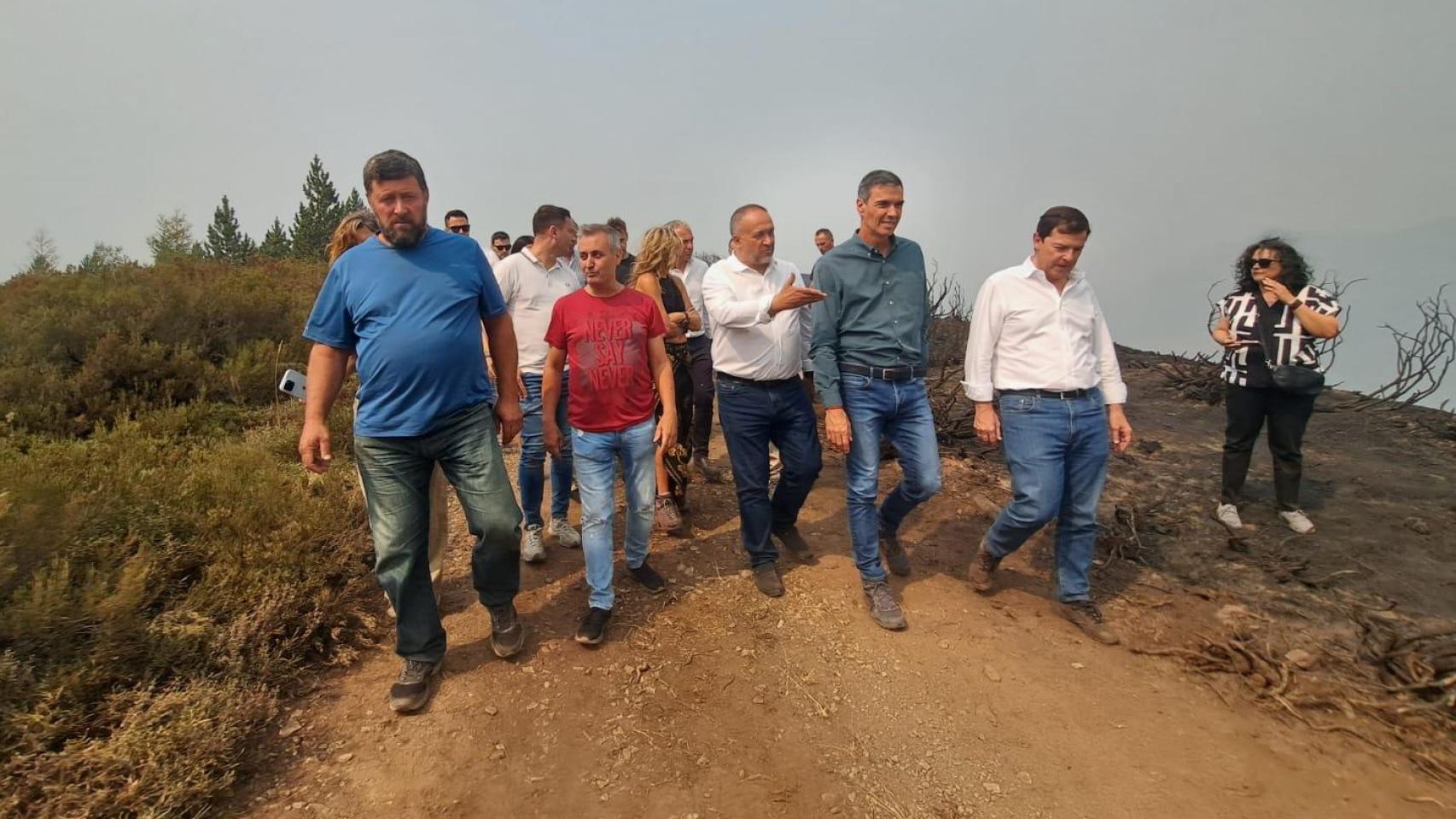 El presidente del Gobierno, Pedro Sánchez, visitando una de las zonas afectadas por los incendios en Villablino (León)