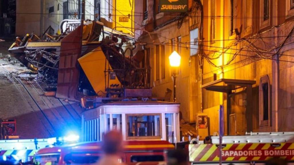 Las sirenas de los bomberos iluminan la noche en Lisboa tras el grave accidente del Funicular Gloria.