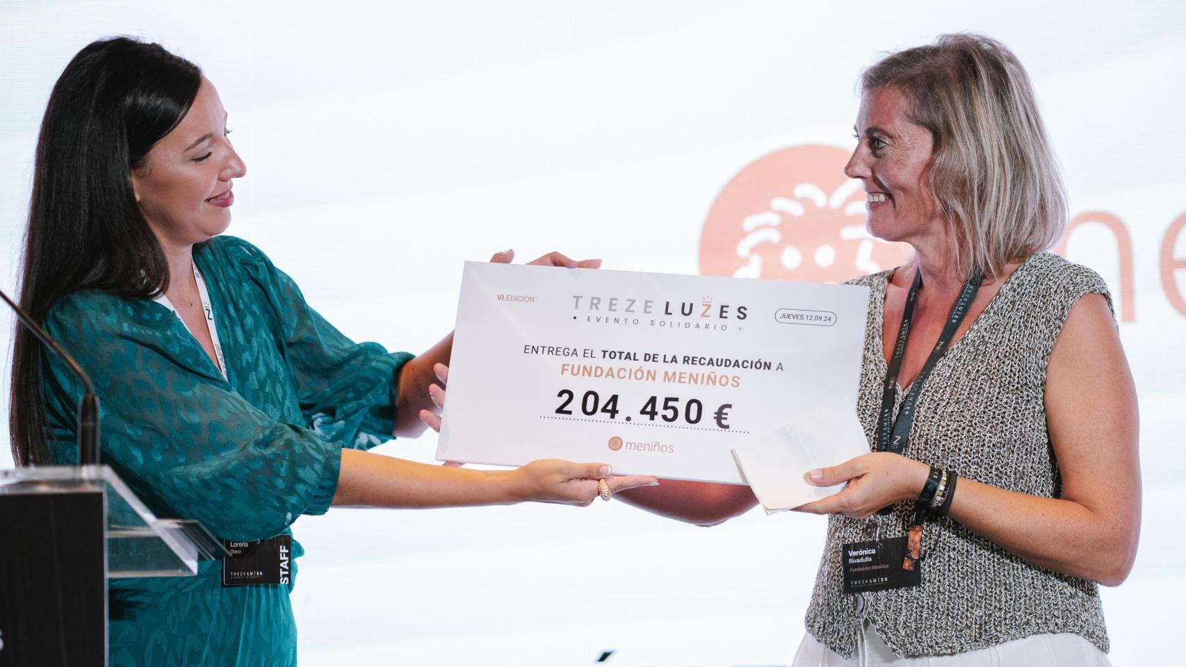 Imagen de la entrega de la donación de Trezeluzes 2024
