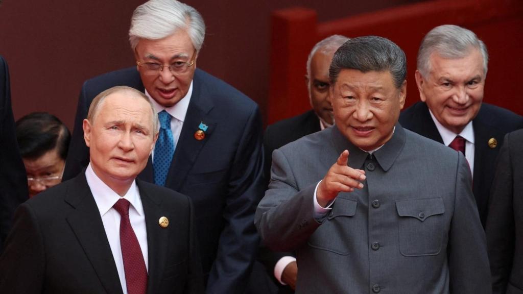 El presidente ruso, Vladímir Putin y el presidente chino, Xi Jinping, en su llegada al desfile militar que conmemora el 80º aniversario del fin de la Segunda Guerra Mundial en Asia.