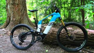 La potente bicicleta eléctrica de montaña diseñada por una leyenda del motociclismo: "Es un sueño hecho realidad"