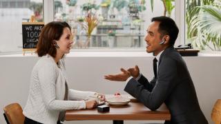 Se acabó tener que aprender idiomas: estos nuevos auriculares con IA logran romper la barrera lingüística