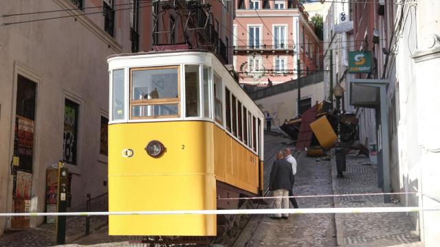 Funicular de la Glória con su gemelo descarrilado al fondo