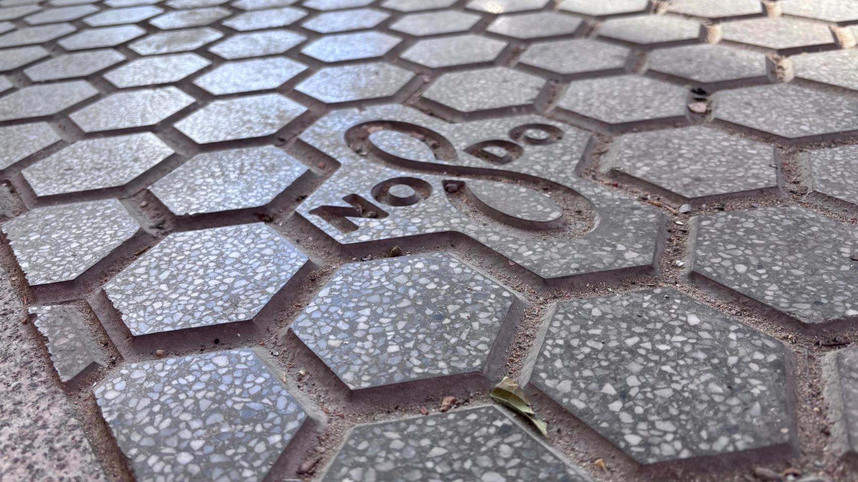 La leyenda del NO8DO, en el suelo de la calle Adriano.