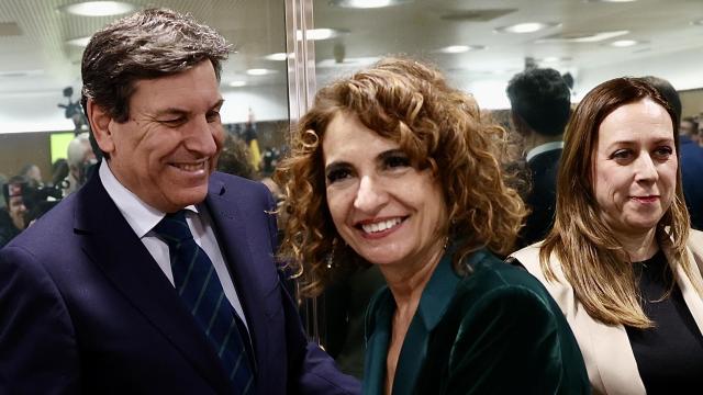 La vicepresidenta primera del Gobierno y ministra de Hacienda, María Jesús Montero, preside el Consejo de Política Fiscal y Financiera, al que junta al consejero de Economía y Hacienda y portavoz, Carlos Fernández Carriedo en una reunión del Consejo de Política Fiscal y Financiera.