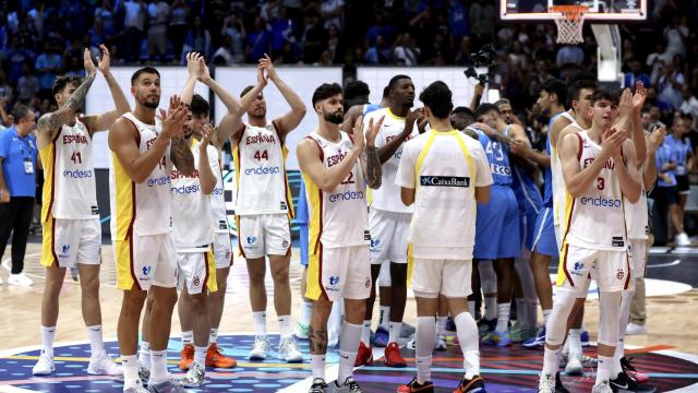 Los jugadores de la Selección agradecen el apoyo de la afición después de caer 'in extremis' ante Grecia.