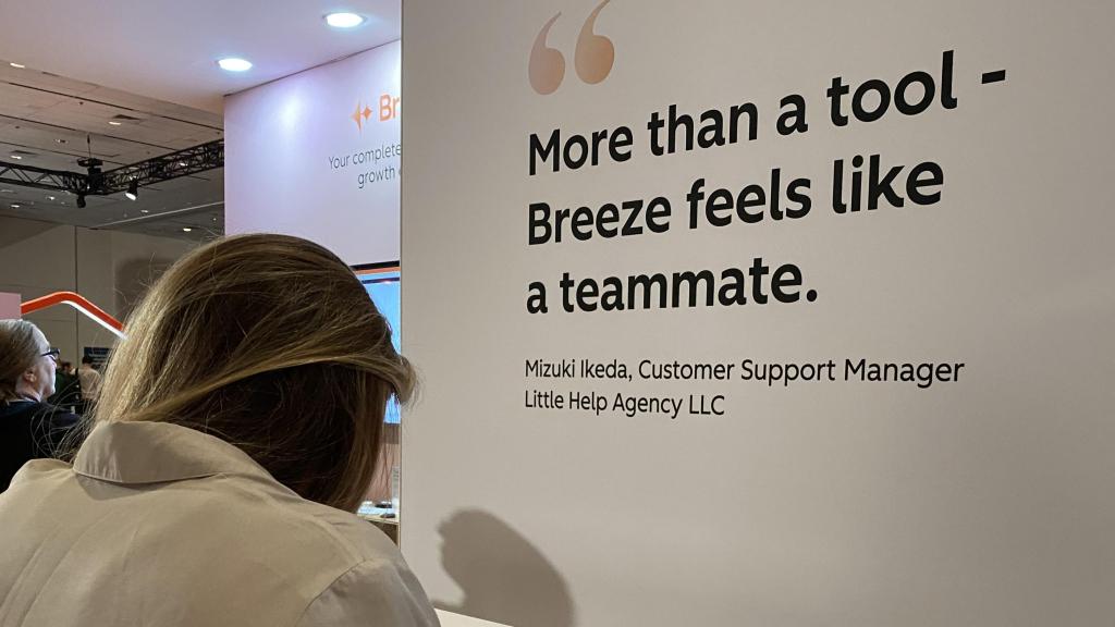 Una asistente a Inbound 2025 frente a una cita sobre el trabajo híbrido.