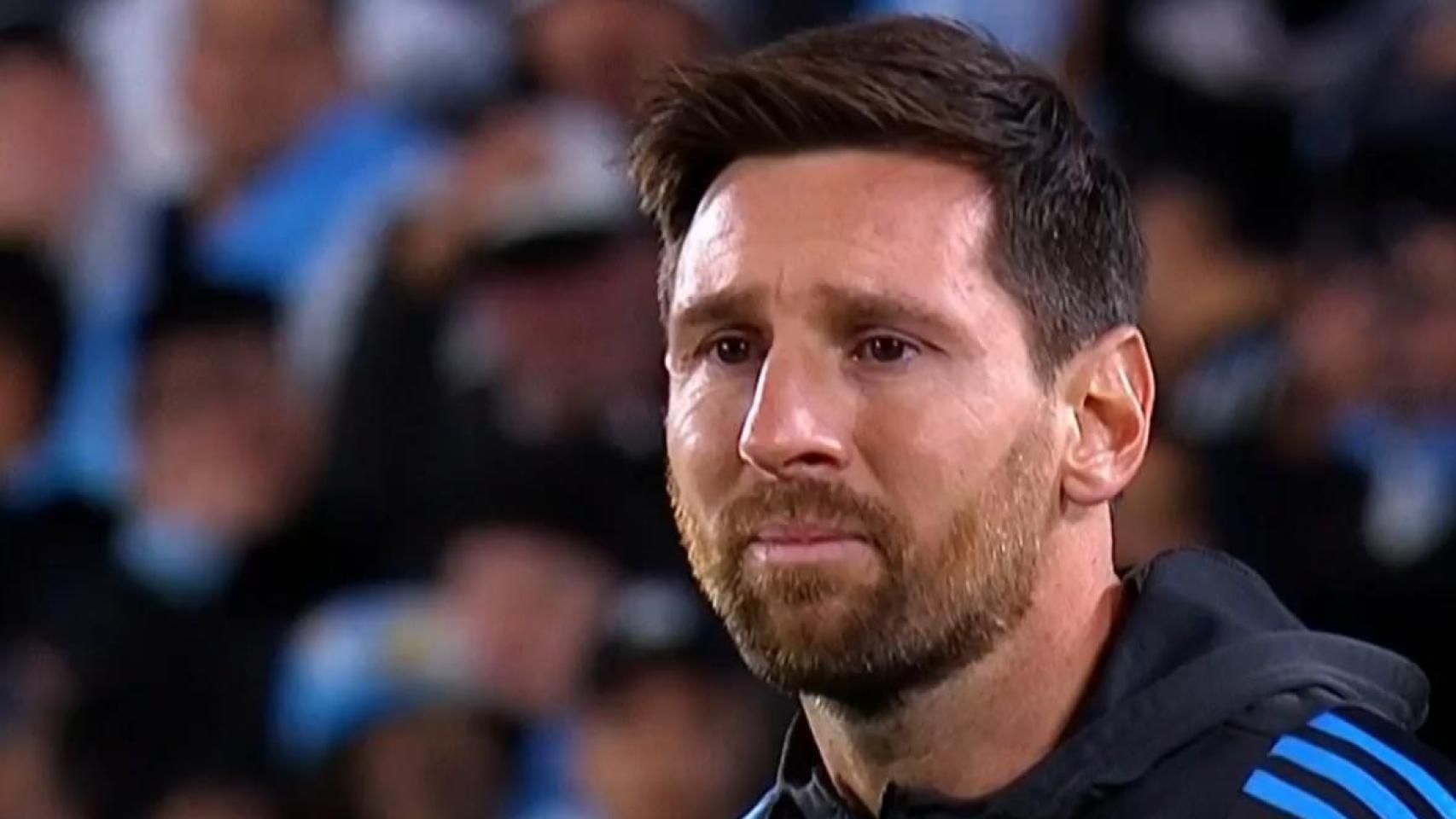 Leo Messi, emocionado al escuchar el himno de Argentina.