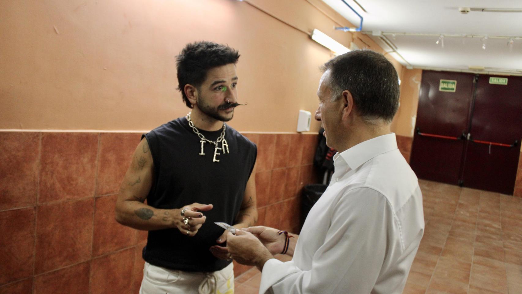 Camilo recibe una estampa de la Virgen de los Llanos de la mano del alcalde de Albacete, Manuel Serrano.