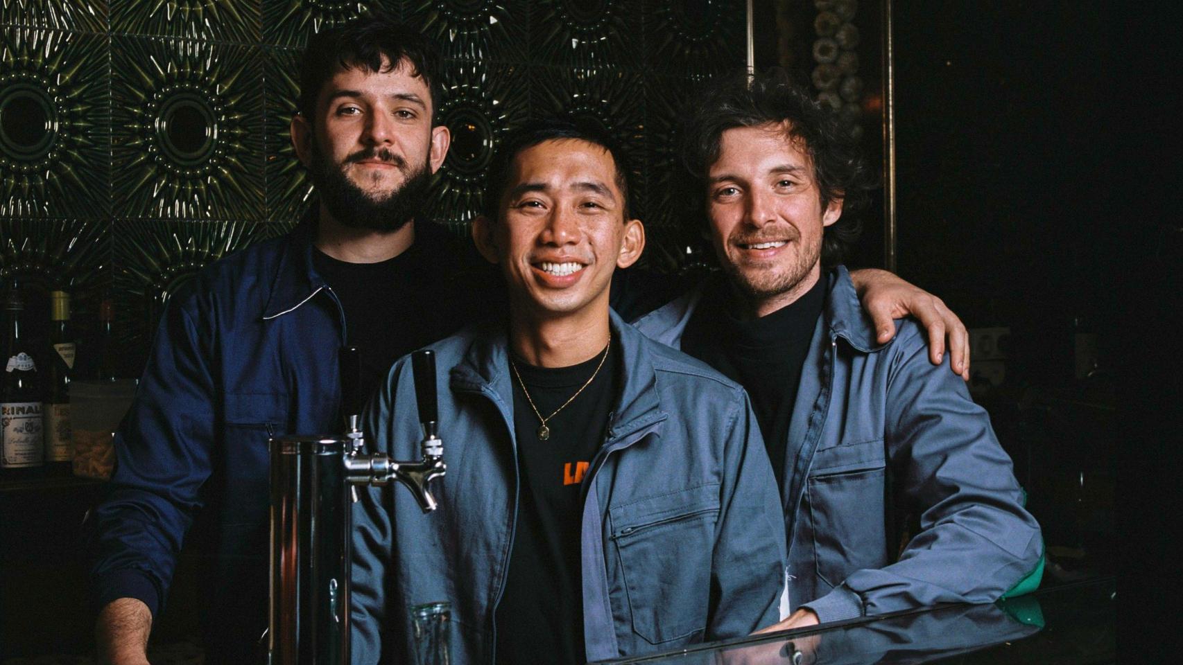 De izquierda a derecha, Arturo Romera, Martin Philllipe See y Antonio Tapia, fundadores de La Capa.