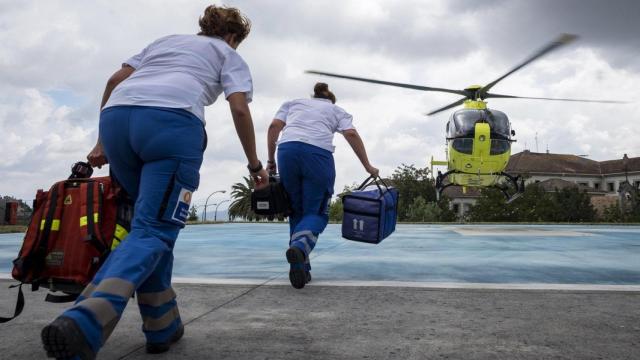 Archivo - Profesionales del 061-Urxencias Sanitarias de Galicia corren hacia un helicóptero