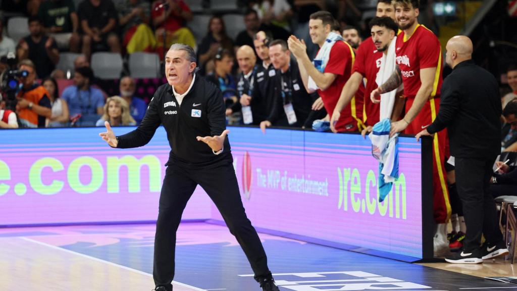 Sergio Scariolo dando instrucciones a sus jugadores durante el partido ante Italia.