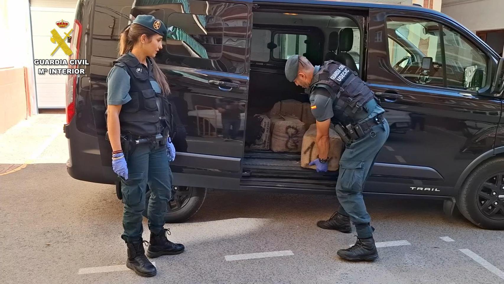 Momento en el que la Guardia Civil ha interceptado el hachís.