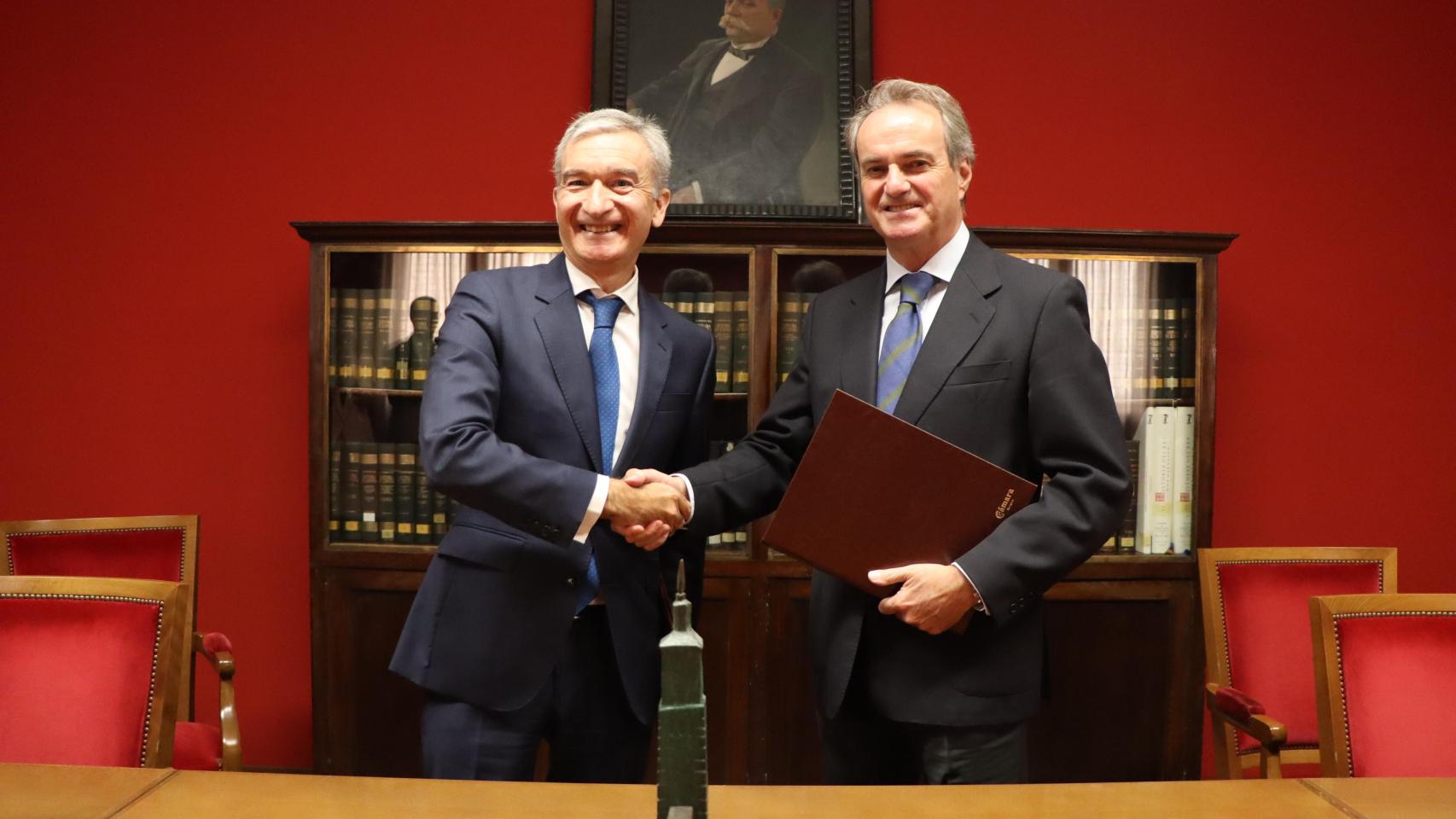 El consejero delegado de Ibercaja, Víctor Iglesias, y el presidente de Cámara, Jorge Villarroya