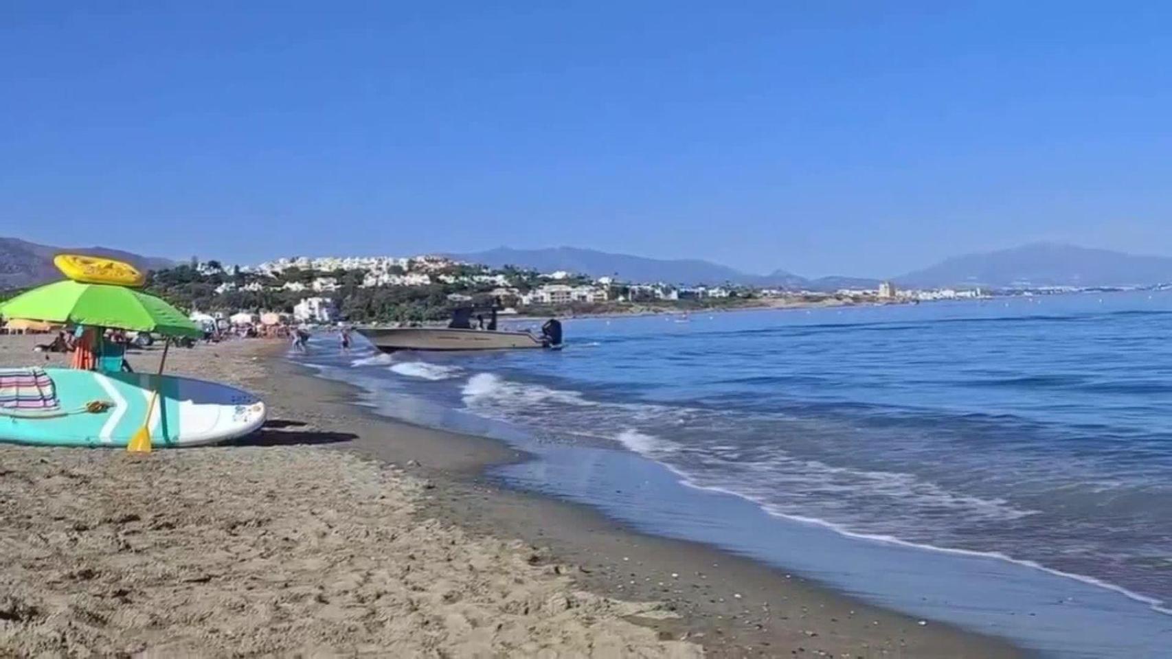 Un barco con droga este pasado 30 de agosto en una playa en Casares