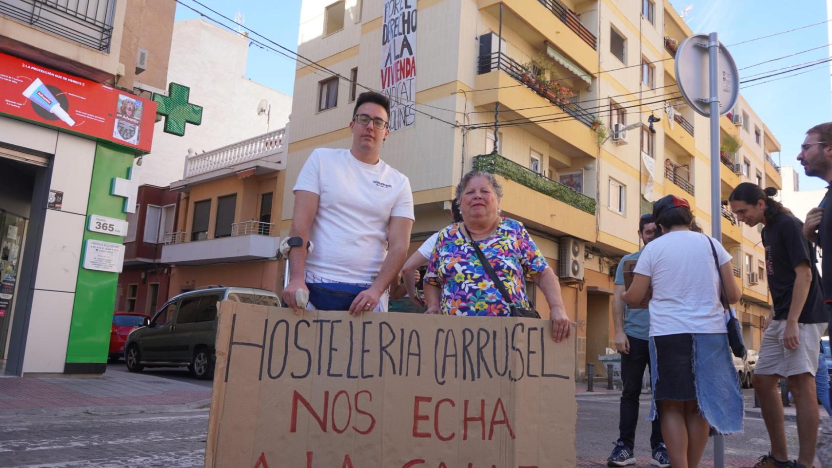 Los vecinos Jesús y Fina protestan frente a los bloques de pisos afectados.