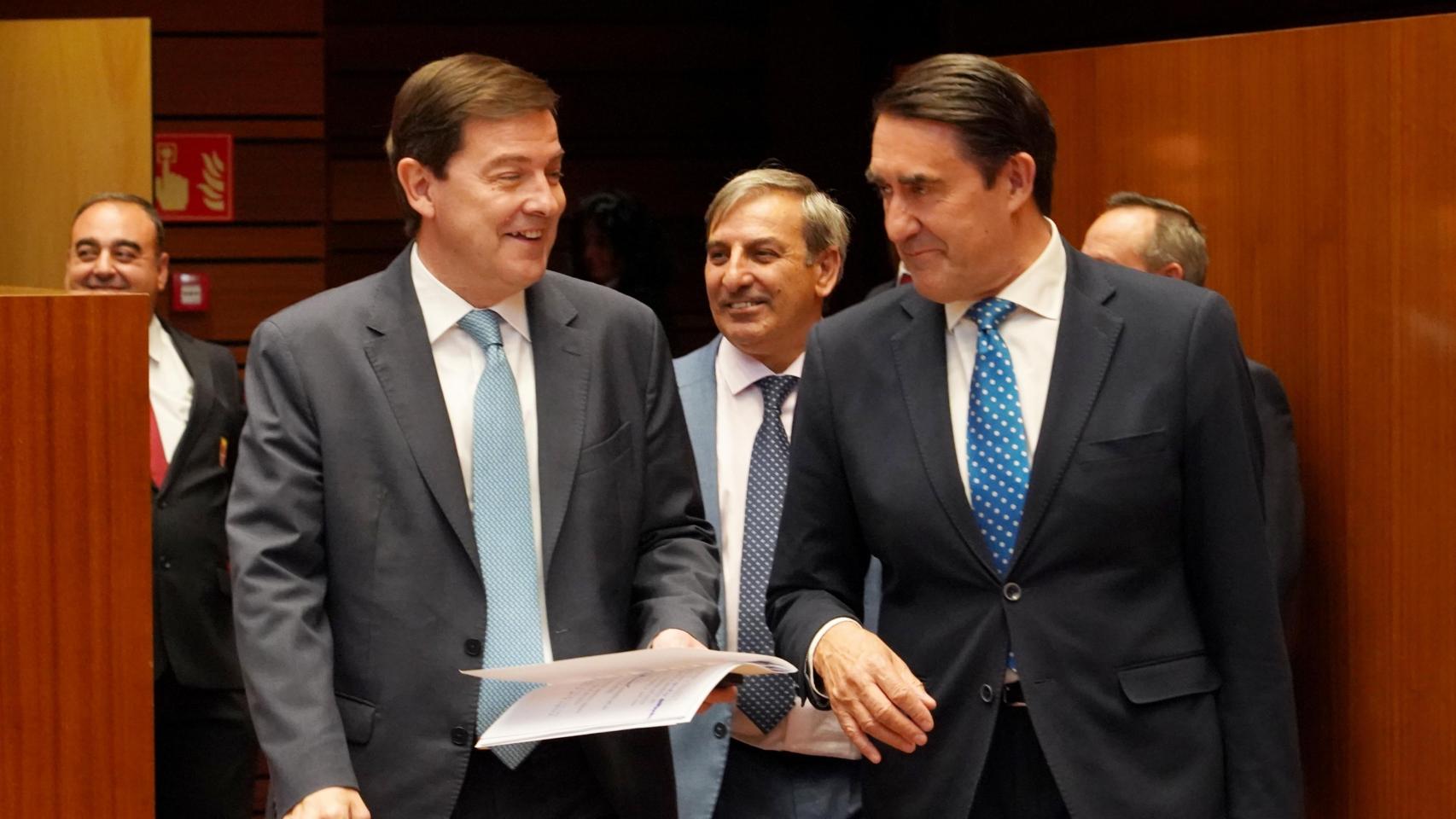 El presidente de la Junta, Alfonso Fernández Mañueco, junto al consejero de Medio Ambiente, Vivienda y Ordenación del Territorio, en un pleno de las Cortes de Castilla y León