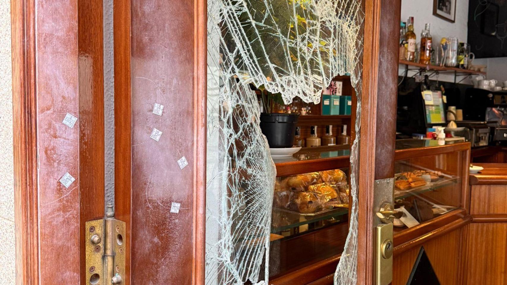 Así quedó la puerta tras el robo