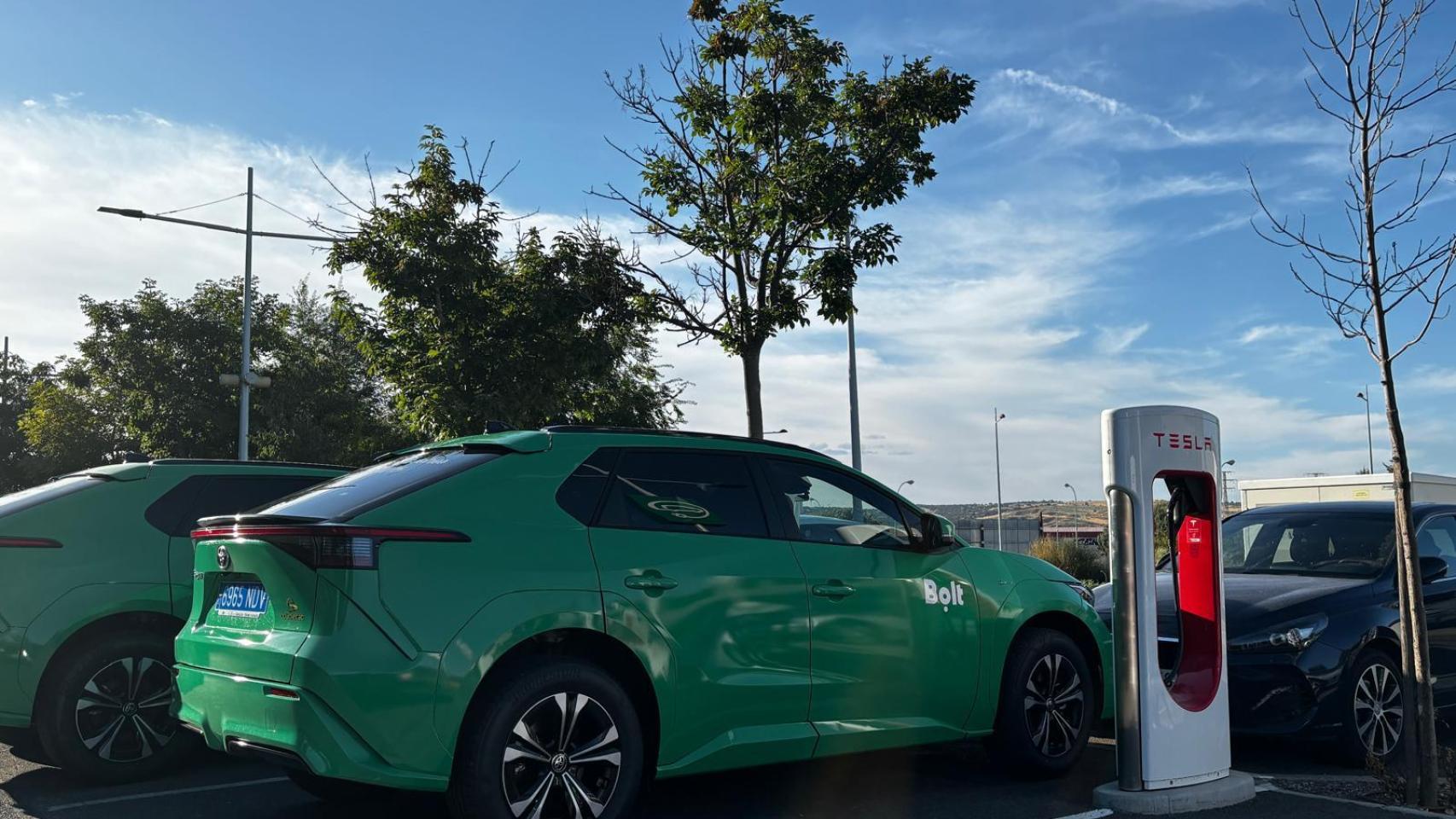 Vehículos de Bolt aparcados en la ciudad en una imagen de archivo