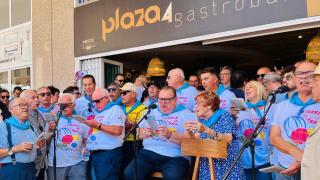 Helios (73 años) y los 'caracoles' mueven a todo un pueblo en fiestas: "No sabemos cantar, pero nos siguen"
