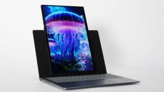 Adiós a ver TikTok en el móvil: este portátil de Lenovo gira su pantalla en formato vertical con un simple gesto