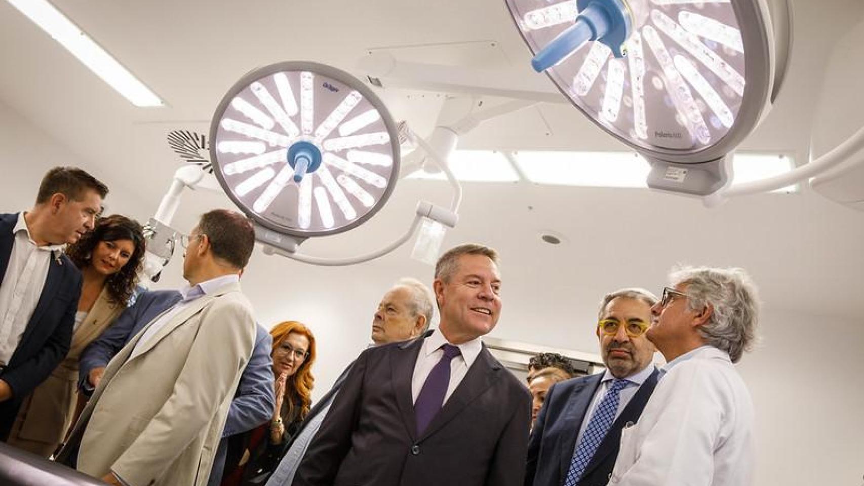 Un momento de la visita de Page al nuevo edificio polivalente del Hospital de Albacete.