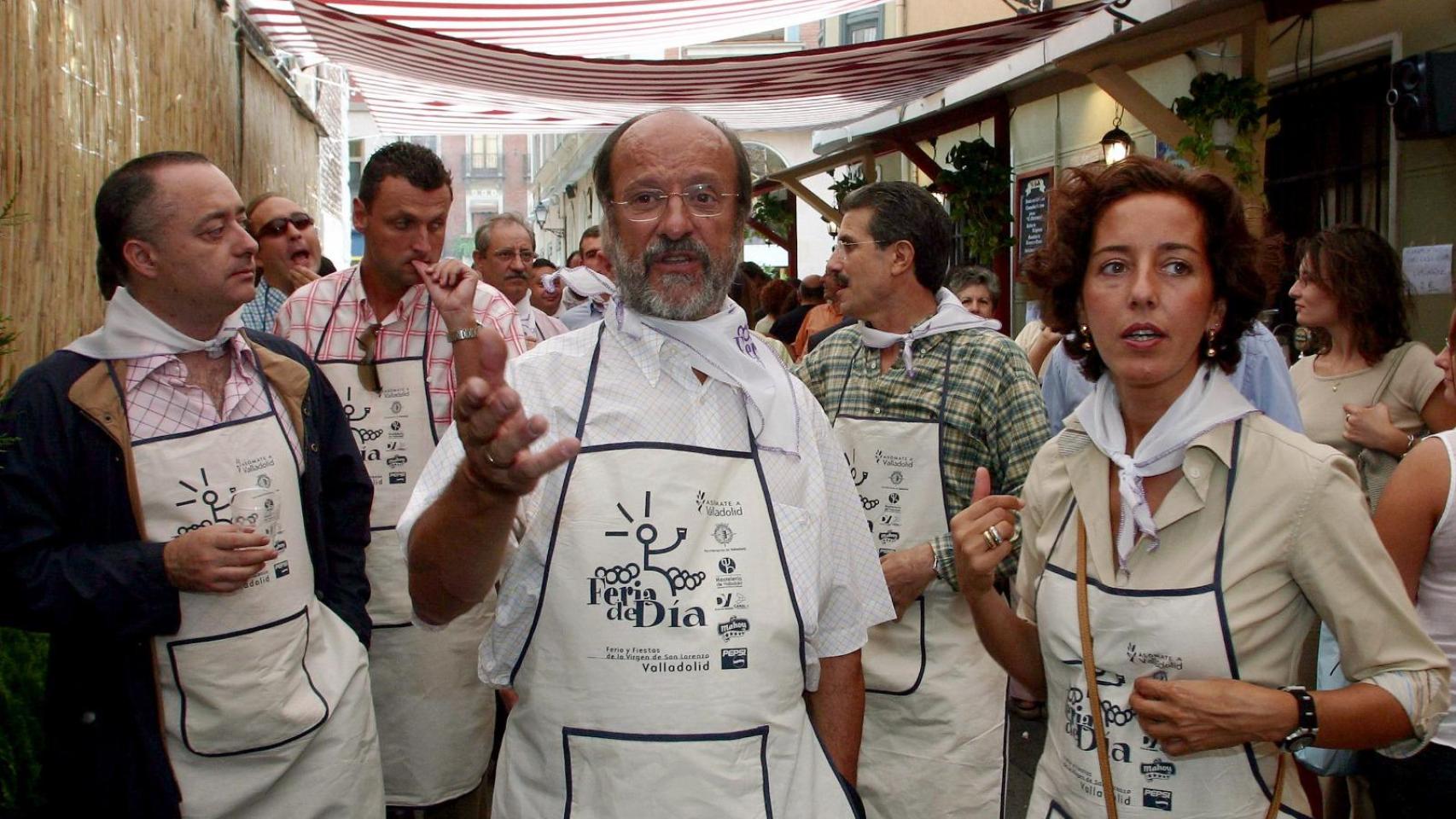 Inauguración oficial de la Feria de Día con la presencia del entonces alcalde de la ciudad, Javier León de la Riva junto a Mercedes Cantalapiedra.