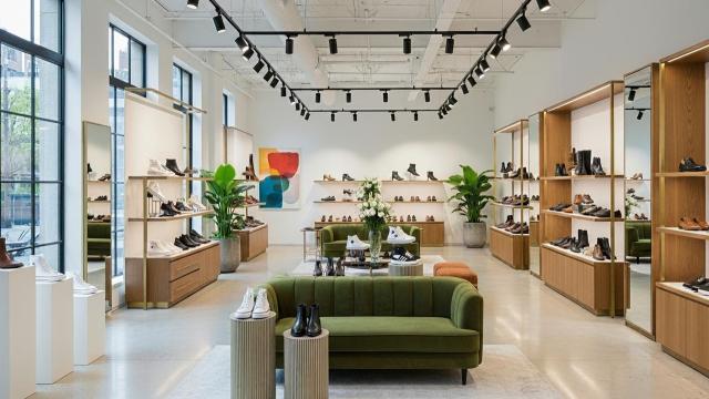 Interior de una zapatería.