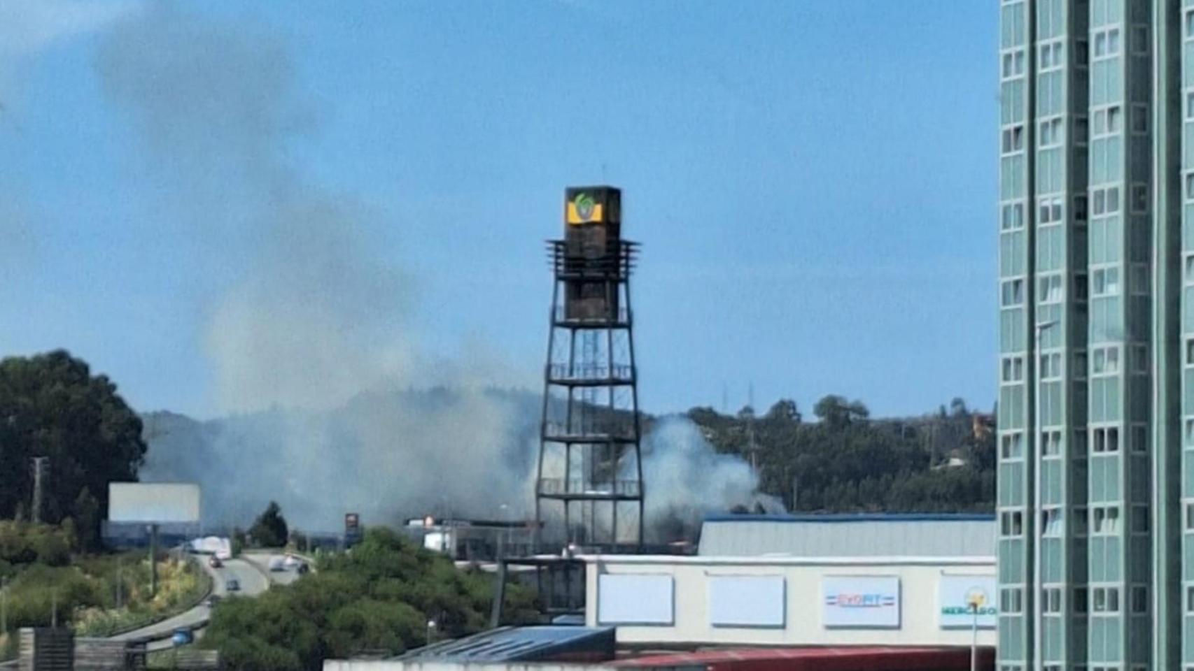 Humo del incendio declarado en la zona de As Rañas, en A Coruña