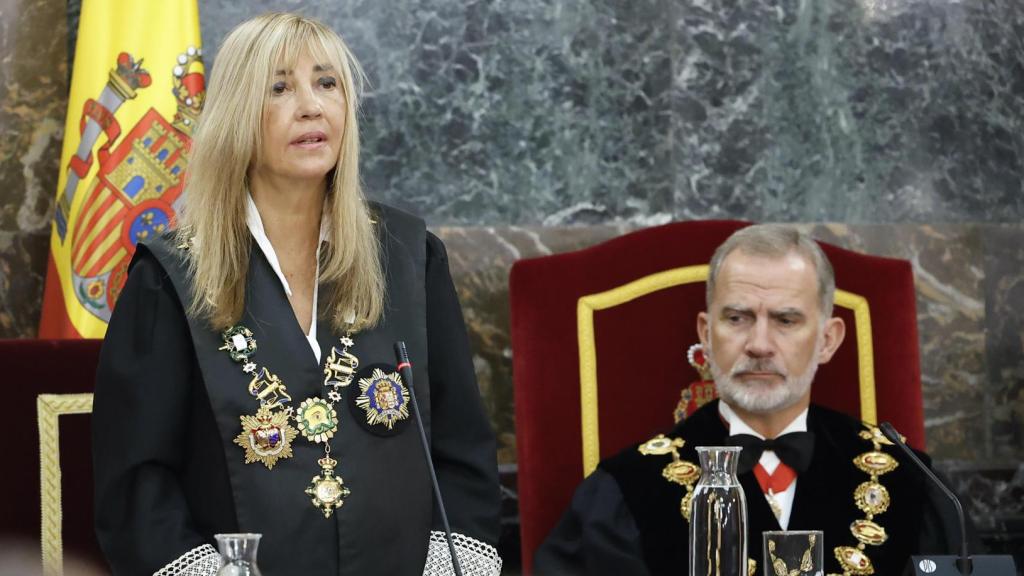 La presidenta del Tribunal Supremo y el Consejo General del Poder Judicial (CGPJ), Isabel Perelló, junto al rey Felipe VI, en la apertura del año judicial este viernes.