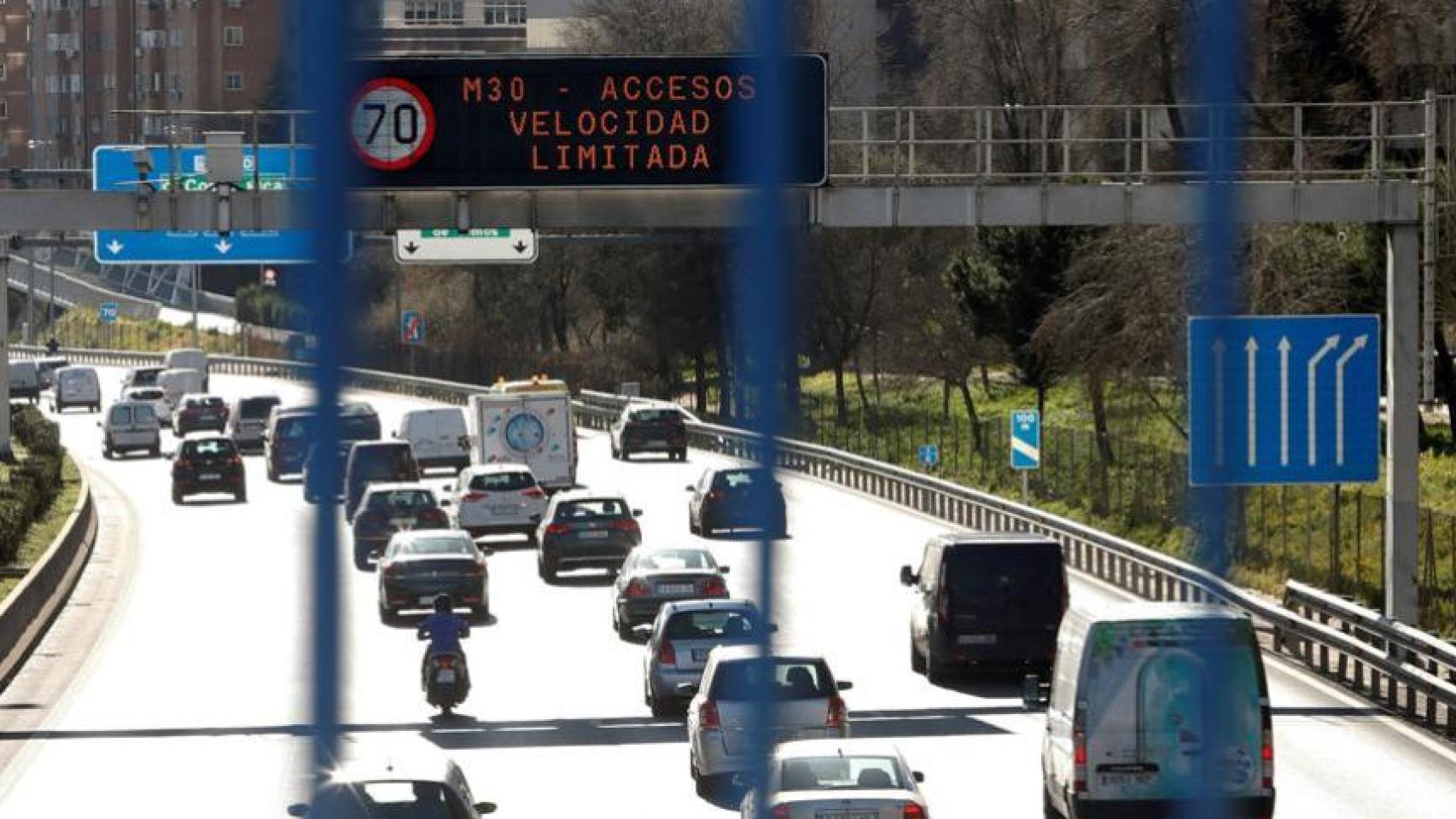 Vista de la M-40 de Madrid desde un puente.