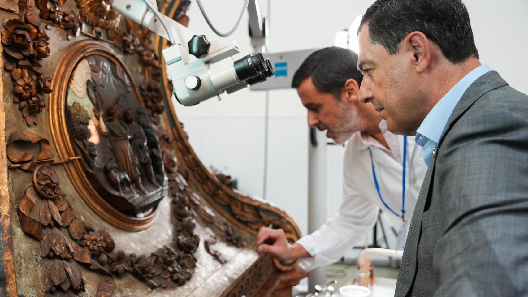 Juanma Moreno durante su visita al IAPH.