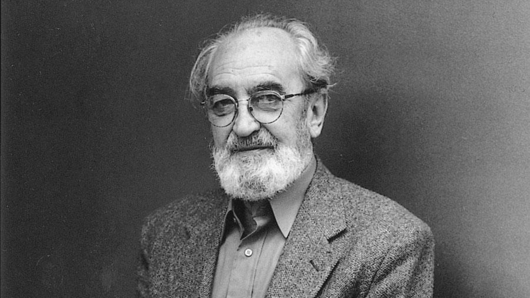 Ángel González en Oviedo, 1997. Foto: Luis Montoto / Editorial Luna de Abajo